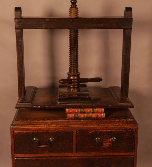 AN UNUSUAL GEORGIAN OAK BOOK PRESS CHEST OF DRAWERS - ADDITIONAL PHOTO 2
