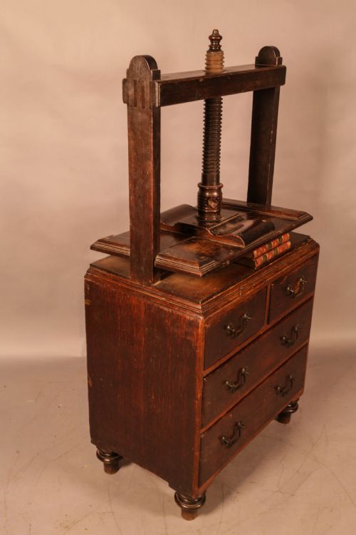 AN UNUSUAL GEORGIAN OAK BOOK PRESS CHEST OF DRAWERS - ADDITIONAL PHOTO 7