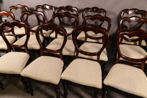 A SET OF 8 VICTORIAN MAHOGANY BALLOON BACK DINING CHAIRS - ADDITIONAL PHOTO 3