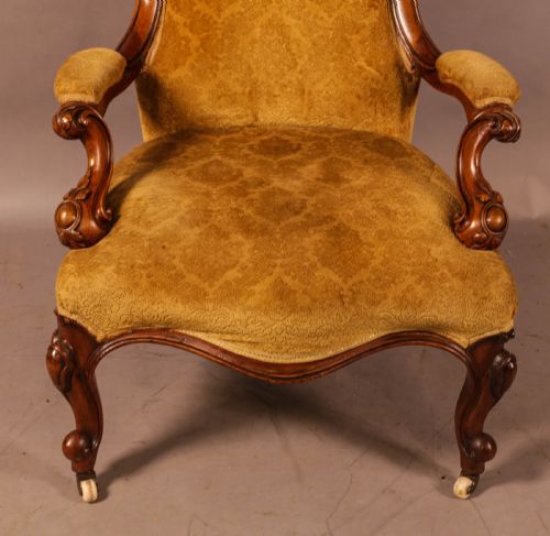 A VICTORIAN WALNUT SPOON BACK ARMCHAIR - ADDITIONAL PHOTO 2