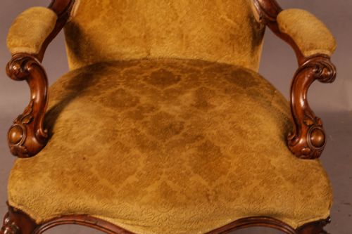 A VICTORIAN WALNUT SPOON BACK ARMCHAIR - ADDITIONAL PHOTO 3