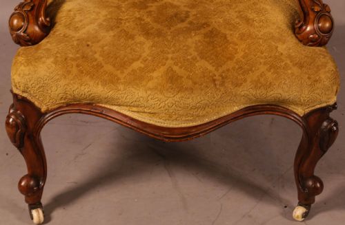 A VICTORIAN WALNUT SPOON BACK ARMCHAIR - ADDITIONAL PHOTO 4
