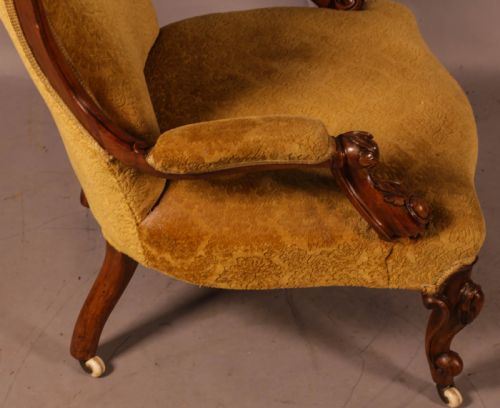 A VICTORIAN WALNUT SPOON BACK ARMCHAIR - ADDITIONAL PHOTO 6