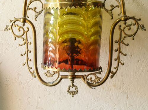 A GOOD VICTORIAN HANGING LAMP WITH RED AND YELLOW GLASS SHADE - ADDITIONAL PHOTO 3
