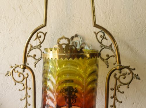 A GOOD VICTORIAN HANGING LAMP WITH RED AND YELLOW GLASS SHADE - ADDITIONAL PHOTO 4