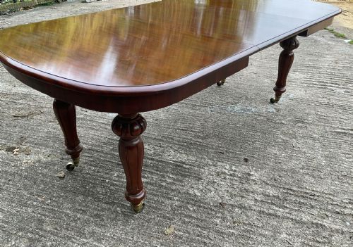 A SMALL VICTORIAN WIND OUT EXTENDING DINING TABLE - ADDITIONAL PHOTO 1