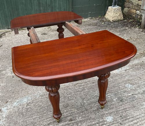 A SMALL VICTORIAN WIND OUT EXTENDING DINING TABLE - ADDITIONAL PHOTO 4