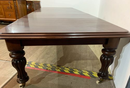 A LARGE VICTORIAN MAHOGANY DINING TABLE SEATS 1214 - ADDITIONAL PHOTO 3