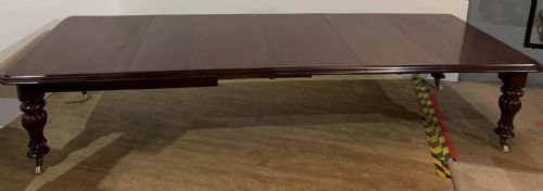 A LARGE VICTORIAN MAHOGANY DINING TABLE SEATS 1214 - ADDITIONAL PHOTO 4