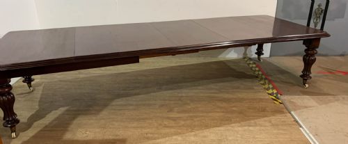 A LARGE VICTORIAN MAHOGANY DINING TABLE SEATS 1214 - ADDITIONAL PHOTO 5