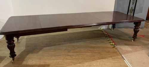 A LARGE VICTORIAN MAHOGANY DINING TABLE SEATS 1214 - ADDITIONAL PHOTO 6