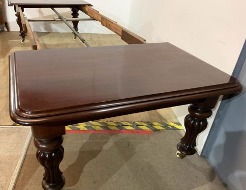 A LARGE VICTORIAN MAHOGANY DINING TABLE SEATS 1214 - ADDITIONAL PHOTO 9