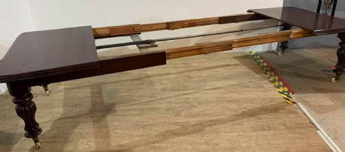 A LARGE VICTORIAN MAHOGANY DINING TABLE SEATS 1214 - ADDITIONAL PHOTO 10