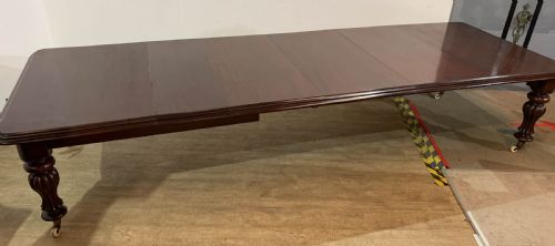 A LARGE VICTORIAN MAHOGANY DINING TABLE SEATS 1214 - ADDITIONAL PHOTO 13