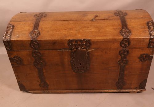 an 18th century metal bound trunk in oak - CATEGORY: ANTIQUE CHESTS - DATED 18TH CENTURY