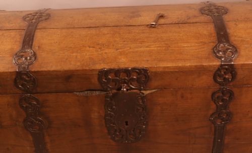AN 18TH CENTURY METAL BOUND TRUNK IN OAK - ADDITIONAL PHOTO 1