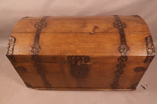 AN 18TH CENTURY METAL BOUND TRUNK IN OAK - ADDITIONAL PHOTO 2