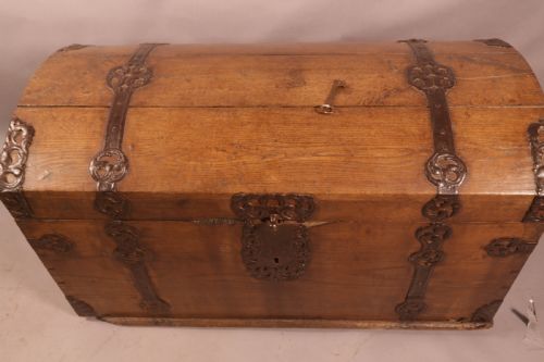 AN 18TH CENTURY METAL BOUND TRUNK IN OAK - ADDITIONAL PHOTO 3
