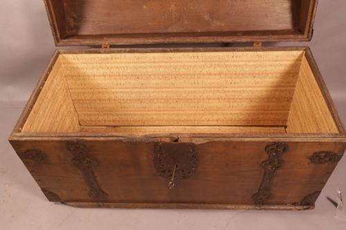 AN 18TH CENTURY METAL BOUND TRUNK IN OAK - ADDITIONAL PHOTO 4