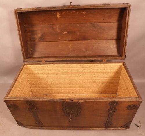 AN 18TH CENTURY METAL BOUND TRUNK IN OAK - ADDITIONAL PHOTO 5