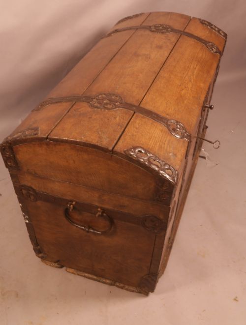 AN 18TH CENTURY METAL BOUND TRUNK IN OAK - ADDITIONAL PHOTO 6