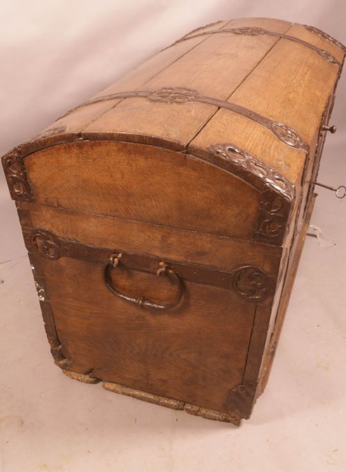 AN 18TH CENTURY METAL BOUND TRUNK IN OAK - ADDITIONAL PHOTO 7