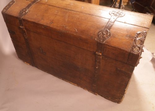 AN 18TH CENTURY METAL BOUND TRUNK IN OAK - ADDITIONAL PHOTO 8