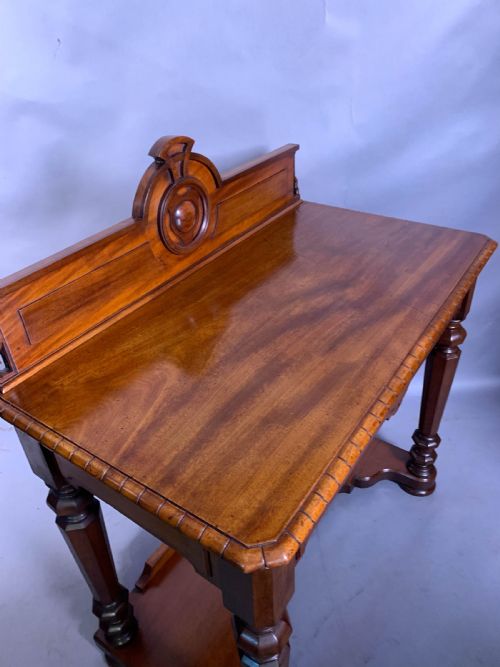 A VICTORIAN SERVING TABLE IN MAHOGANY - ADDITIONAL PHOTO 2