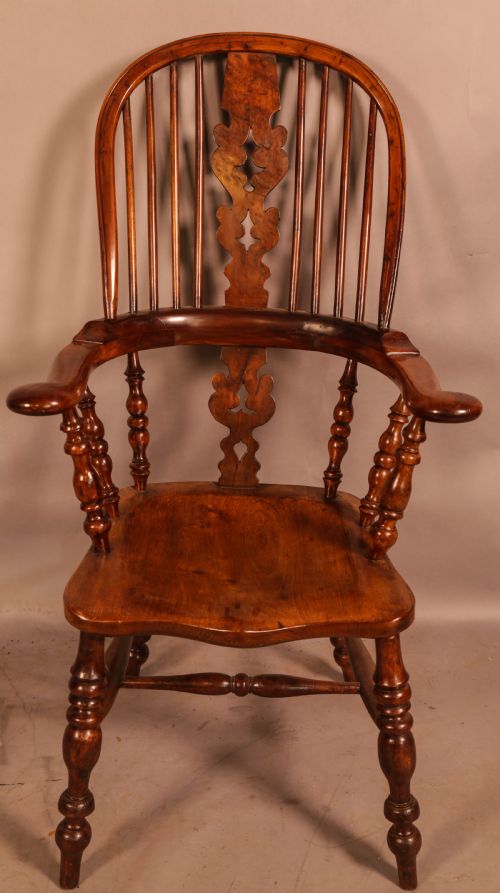 A GOOD BROAD ARM WINDSOR CHAIR IN YEW WITH AN ELM SEAT - ADDITIONAL PHOTO 1