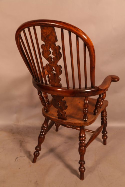 A GOOD BROAD ARM WINDSOR CHAIR IN YEW WITH AN ELM SEAT - ADDITIONAL PHOTO 2
