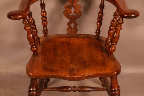 A GOOD BROAD ARM WINDSOR CHAIR IN YEW WITH AN ELM SEAT - ADDITIONAL PHOTO 4