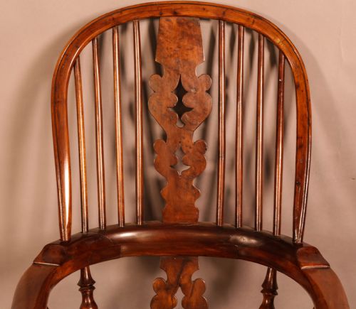 A GOOD BROAD ARM WINDSOR CHAIR IN YEW WITH AN ELM SEAT - ADDITIONAL PHOTO 5