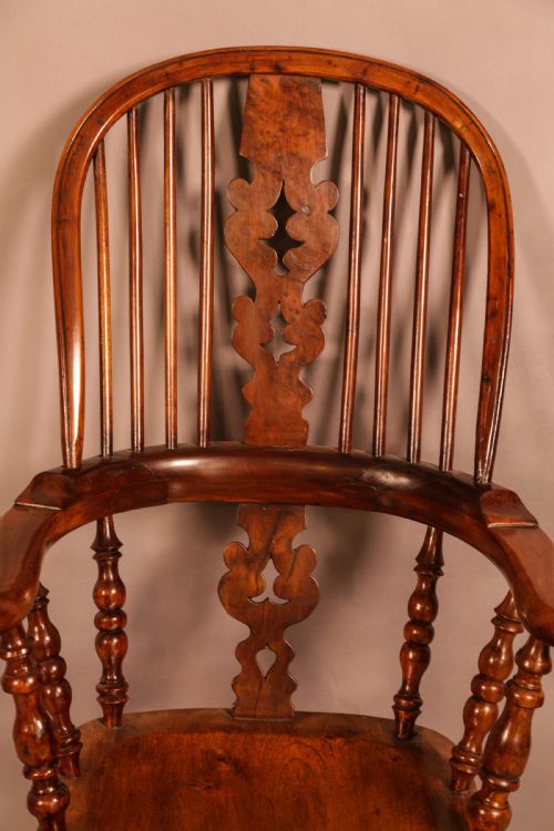 A GOOD BROAD ARM WINDSOR CHAIR IN YEW WITH AN ELM SEAT - ADDITIONAL PHOTO 6