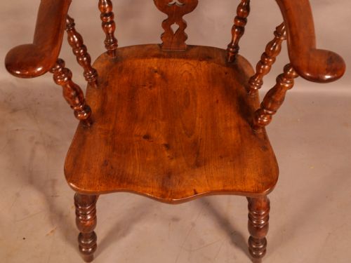 A GOOD BROAD ARM WINDSOR CHAIR IN YEW WITH AN ELM SEAT - ADDITIONAL PHOTO 9