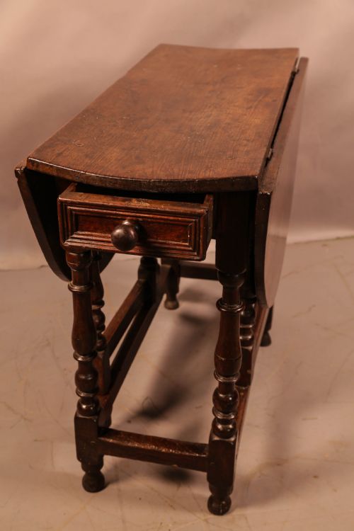 A SMALL 17TH CENTURY GATE LEG TABLE - ADDITIONAL PHOTO 2