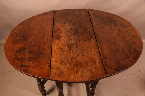 A SMALL 17TH CENTURY GATE LEG TABLE - ADDITIONAL PHOTO 3