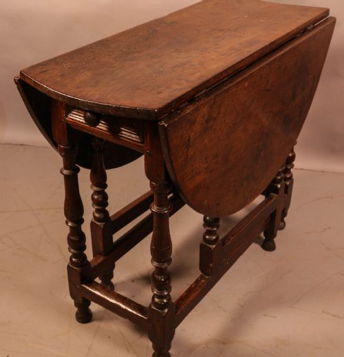 A SMALL 17TH CENTURY GATE LEG TABLE - ADDITIONAL PHOTO 4