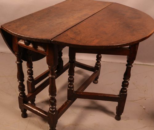 A SMALL 17TH CENTURY GATE LEG TABLE - ADDITIONAL PHOTO 5