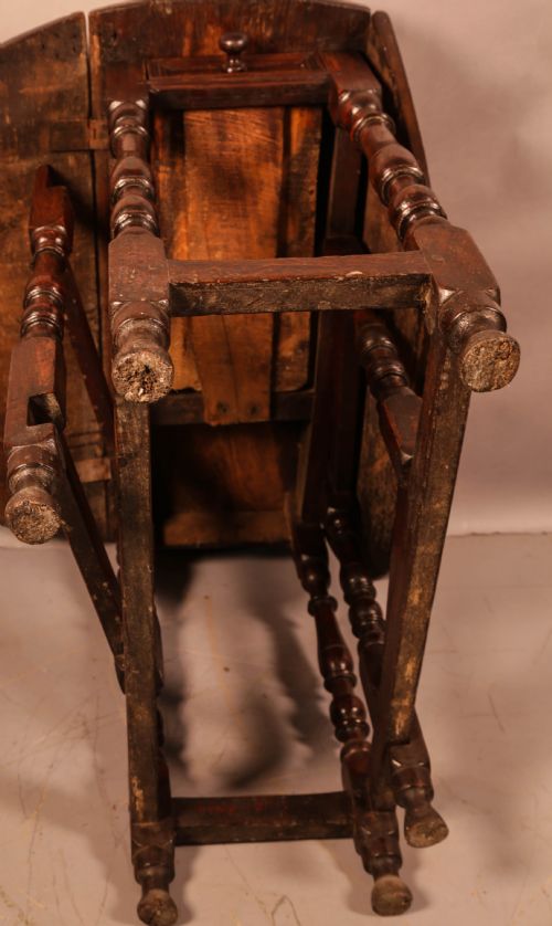 A SMALL 17TH CENTURY GATE LEG TABLE - ADDITIONAL PHOTO 7