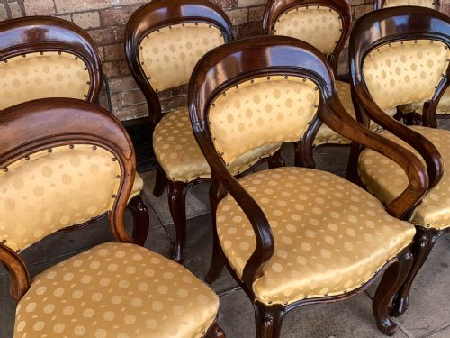 A SET OF 8 VICTORIAN MAHOGANY DINING CHAIRS 2 CARVERS 6 SINGLES - ADDITIONAL PHOTO 2