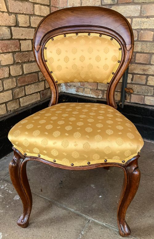 A SET OF 8 VICTORIAN MAHOGANY DINING CHAIRS 2 CARVERS 6 SINGLES - ADDITIONAL PHOTO 3