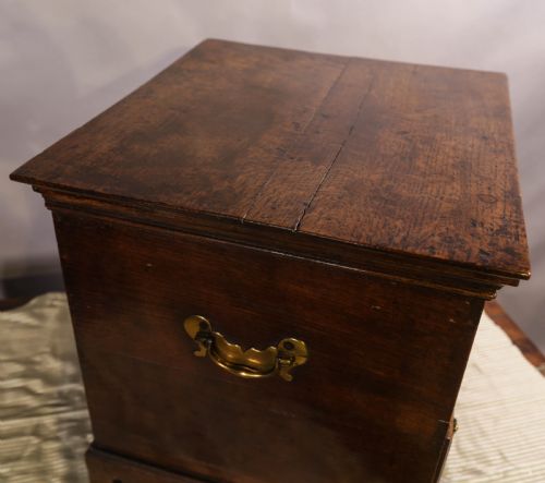 AN ATTRACTIVE 18TH C CLOSE STOOL IN OAK - ADDITIONAL PHOTO 8