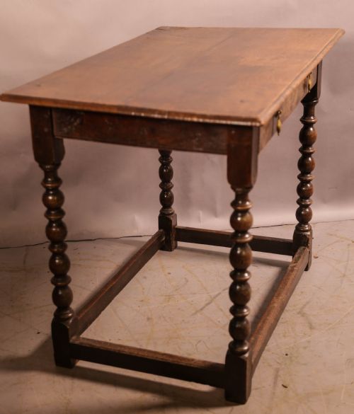 A SINGLE DRAWER SIDE TABLE IN OAK - ADDITIONAL PHOTO 3