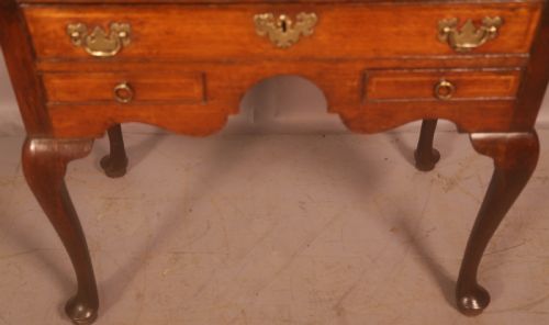 AN OAK CABRIOLE LEG SIDE TABLE C 1750 - ADDITIONAL PHOTO 4
