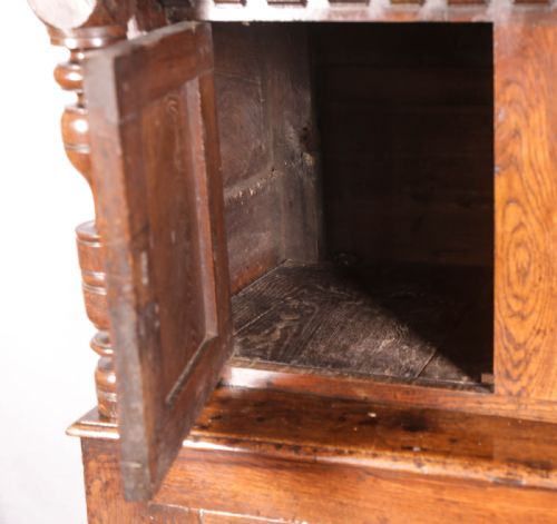 A GOOD 18TH CENTURY COURT CUPBOARD DATED 1713 - ADDITIONAL PHOTO 8