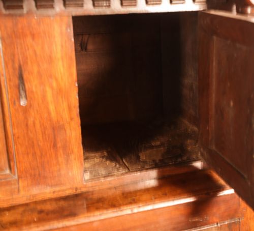 A GOOD 18TH CENTURY COURT CUPBOARD DATED 1713 - ADDITIONAL PHOTO 9