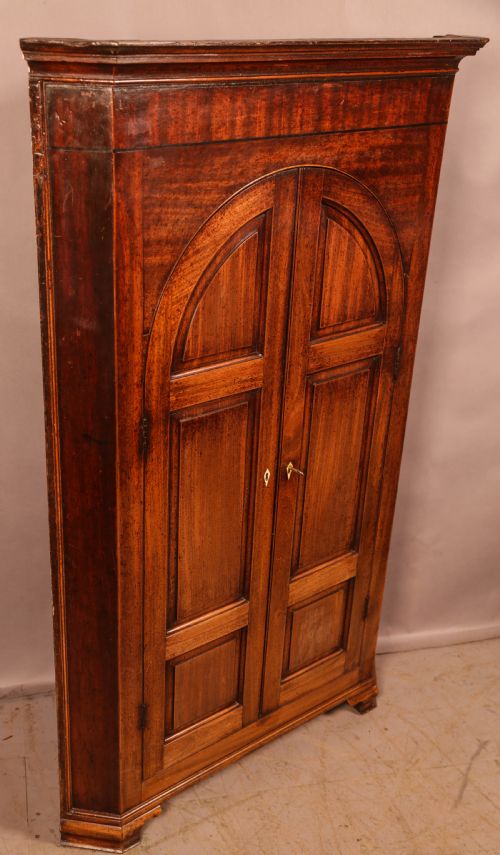 AN 18TH CENTURY FREE STANDING FLOOR CORNER CUPBOARD - ADDITIONAL PHOTO 9
