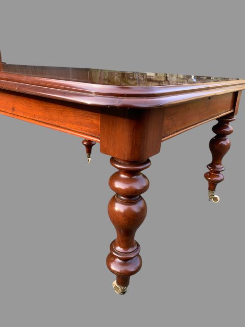 A VICTORIAN MAHOGANY EXTENDING DINING TABLE SEATS 10 - ADDITIONAL PHOTO 3
