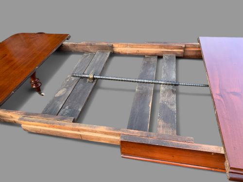 A VICTORIAN MAHOGANY EXTENDING DINING TABLE SEATS 10 - ADDITIONAL PHOTO 5