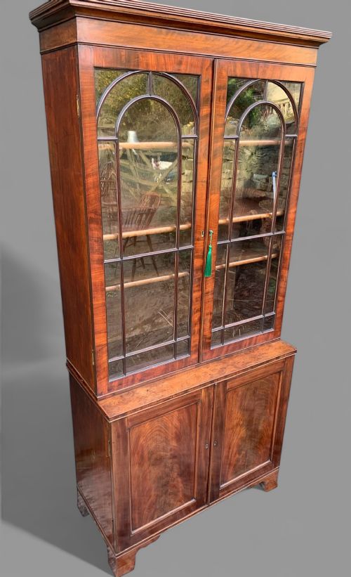 A GEORGIAN MAHOGANY LIBRARY BOOKCASE - ADDITIONAL PHOTO 1